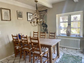 Schulungsraum von Sonja Wiese, Speisesaal mit Tafel und mehreren Stühlen.